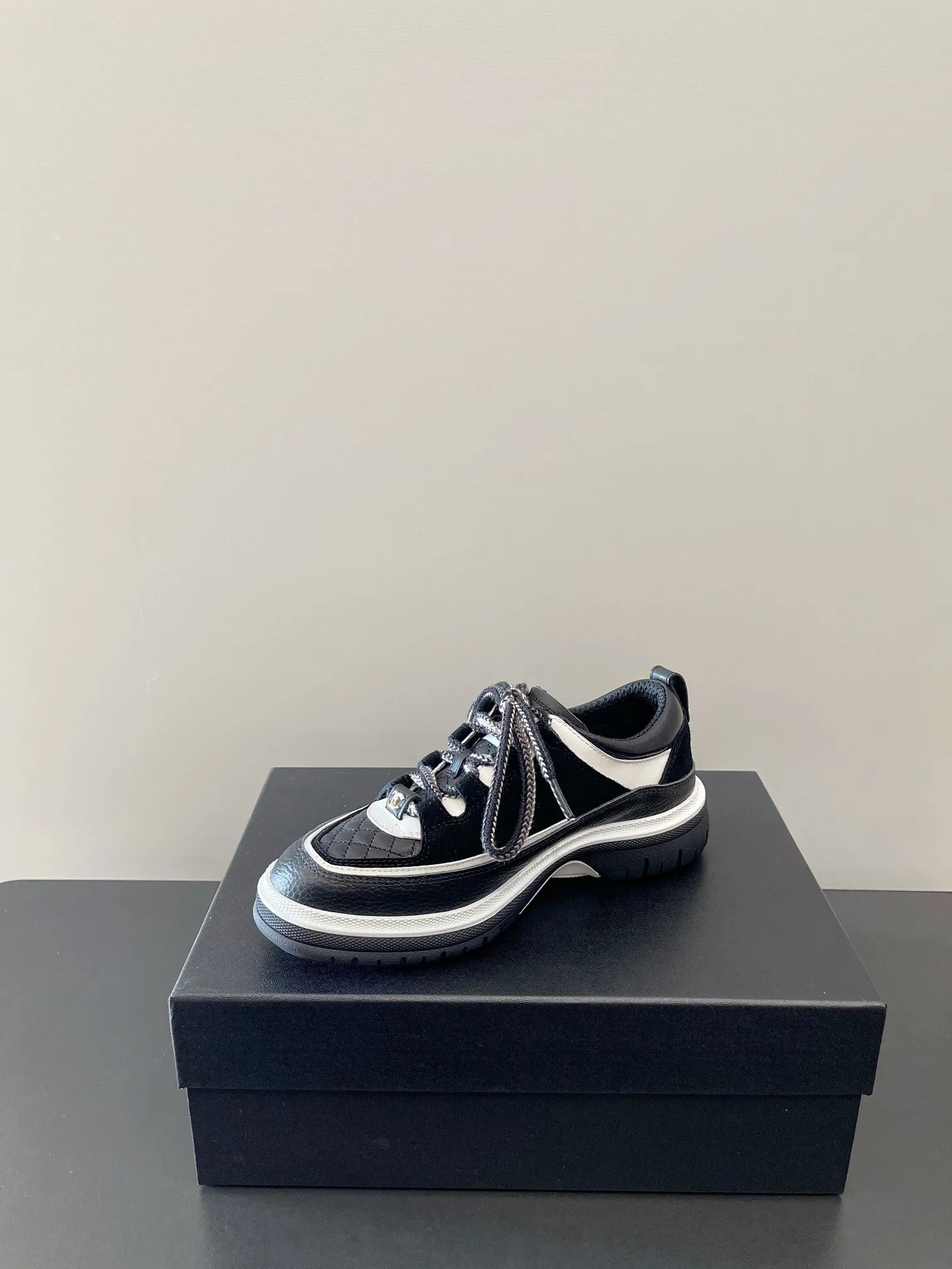 👟👟Ex-factory price 560👟👟 𝐂𝐇𝐀𝐍𝐄𝐋 Chanel's latest diamond lace sports sneakers in new colors ✔️ Full cowhide leather surface. The new color matching fabric adds many elements to make it look very delicate. When you put it on, your legs will become longer in seconds. The authentic replica of the counter. The upper part can be said to be really super good! Size: 35-41 original packaging
